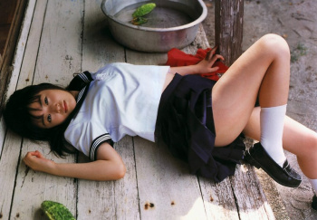 制服女子高生のミニスカから見える太ももに興奮する画像!の画像