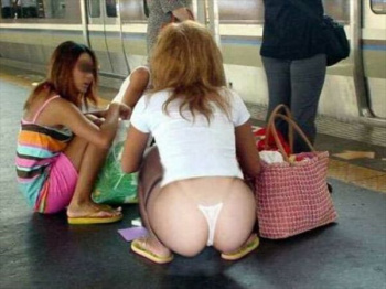 Tバック穿いた女の腰パンチラ盗撮画像!もはやただの露出狂wの画像