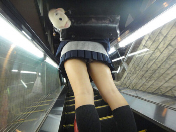 エスカレーターで撮られたJKの太もも盗撮画像がこちらwの画像