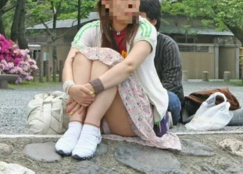 ちょっとそこのお姉さん!パンティー見えちゃってますよ!の画像