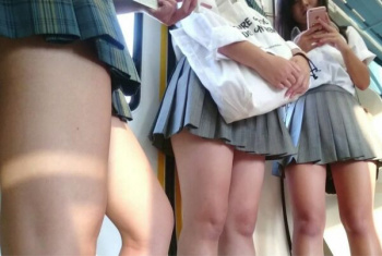 JKの白い生足エロ画像！肌綺麗すぎて頬をすりすりしたくなるｗの画像