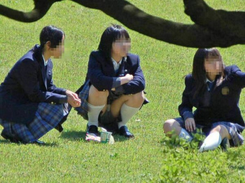 スカート短い女子高生のエロ画像！寒いのによくやるわｗの画像