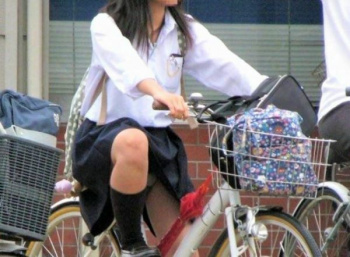 登下校中の女子高生を盗撮した一緒に居たくなるエロ画像！の画像