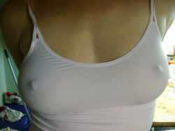 乳首がビンビンなノーブラ女子のエロ画像！乳首の場所すぐわかっちゃうｗの画像