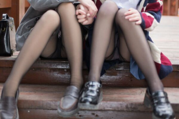 スカート越しにパンツが見えちゃってる女子高生のエロ画像!の画像