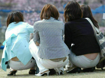 しゃがんでパンツが見えちゃってる女の子のエロ画像!の画像