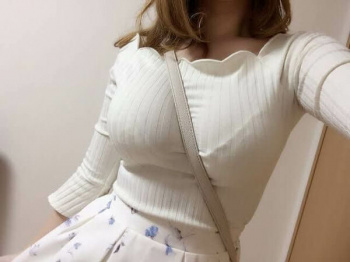 バッグやシートベルトでパイスラ状態になってる女の子のエロ画像!の画像