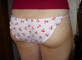 可愛いおパンツを履いてる女の子のエロ画像!サクランボパンティ可愛いwの画像