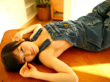 乳首が見えそうで見えないもどかしい横乳画像!想像力を働かせるのじゃwの画像
