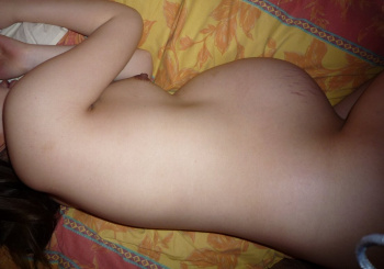 妊娠線がくっきり見える熟女のエロ画像!神秘的やなwの画像