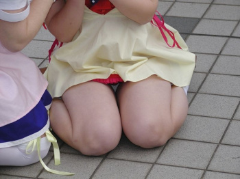 地べたに座ってパンツが見えるようにしてるあざといコスプレイヤーさんの画像!の画像