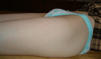 下着姿でモリマンが丸わかりな女の子のエロ画像!生えてないかwの画像