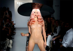 外国人モデルさんがほぼ全裸の格好でファッションショーをしてるエロ画像！の画像
