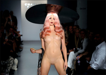 外国人モデルさんがほぼ全裸の格好でファッションショーをしてるエロ画像！の画像