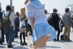 スカートが風で舞っておぱんつ見えてるコスプレイヤーさんのエロ画像！の画像