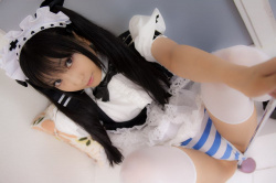 メイドさんの格好をした女の子がM字開脚でまんこやぱんつを見せてくれるエロ画像!の画像