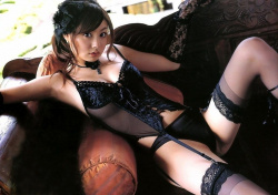 セクシーな黒下着に身を包んだ可愛い女の子のエロ画像!の画像