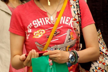 貧乳女子のパイスラ画像!ちょっとおっぱいわかりにくいかwの画像