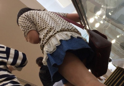エスカレーター利用中の女の子を下から撮影したエロ画像!の画像
