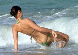 ビキニからお尻やおっぱいがポロリしちゃった外国人さんのエロ画像！の画像