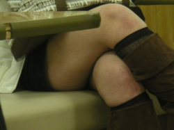 ミニスカ穿いてる女の子が脚組んでると太ももばっかみちゃうよなwの画像