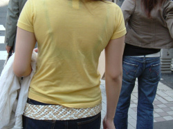 街中で透けブラやブラジャーチラ見えしてる女の子のエロ画像！の画像