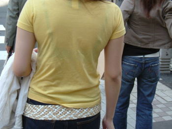 街中で透けブラやブラジャーチラ見えしてる女の子のエロ画像！の画像