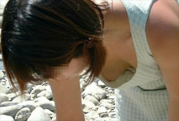 乳首チラ見えしちゃってる熟女のエロ画像！レーズンかと思ったわｗの画像