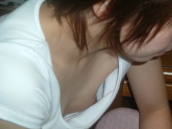 貧乳過ぎて服の隙間から乳首チラ見えしてる女の子のエロ画像！の画像