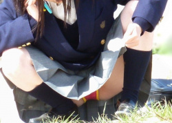 うんこ座りでスカートの隙間からパンツが見えてるJKのエロ画像！の画像