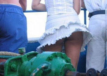 強風でスカートがめくれてパンティが見えちゃってる海外パンチラ画像！の画像