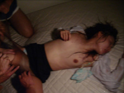 集団レイプされてる女の子のエロ画像！トラウマなるぞｗの画像