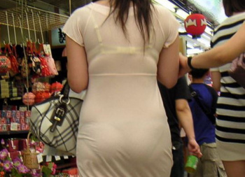 パンツやブラジャーが透けて見えるシースルーファッション女子の画像！の画像