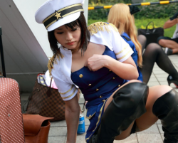 コスプレイヤーさんのしゃがみうんこ座り画像！パンチラもあるよｗの画像