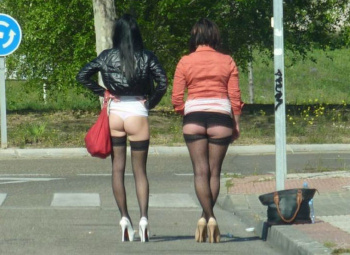 客待ちしてる売春婦の画像！おいくらまんえんなんかなｗの画像