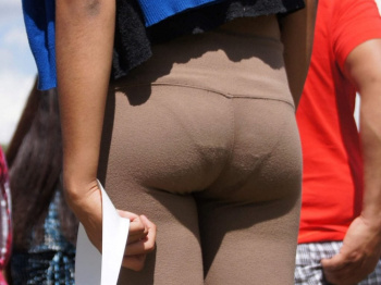 街中でおぱんつ透けちゃうほど薄い生地の服着てる外国人さんのエロ画像！の画像