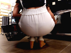 パンティラインもくっきり見えちゃうしゃがみ透けパン画像！の画像