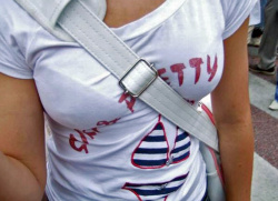 ブラがうっすら透けて見えてる女の子のエロ画像！夏の風物詩やなｗの画像