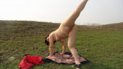 露出プレイをしてる中国人女性のエロ画像！街中でも構わず脱いじゃうｗの画像