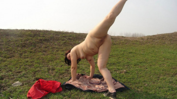 露出プレイをしてる中国人女性のエロ画像！街中でも構わず脱いじゃうｗの画像