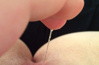 愛液でベトベトになったオナニー後の指を見せてる女の子のエロ画像！の画像