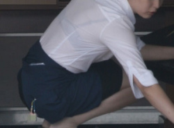 勤務中の女の子が透けブラしてるエロ画像！気づかないほどの集中具合ｗの画像