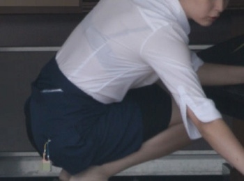 勤務中の女の子が透けブラしてるエロ画像！気づかないほどの集中具合ｗの画像