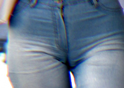 デニムをはいてる女の子のマンスジが浮き出ちゃってるエロ画像！の画像