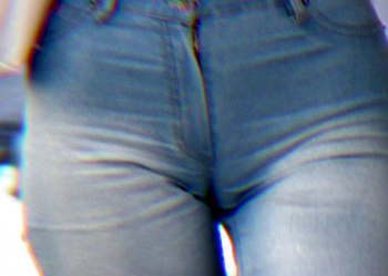 デニムをはいてる女の子のマンスジが浮き出ちゃってるエロ画像！の画像