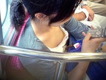 電車内で乳首が見えちゃってる女の子のエロ画像！胸元空きすぎやｗの画像