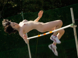 裸で色んなスポーツをしてる女の子のエロ画像！おっぱい揺れまくりｗの画像