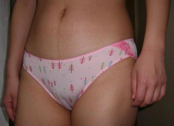 おぱんつ越しにマンスジが丸わかりな女の子エロ画像！の画像