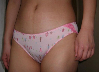 おぱんつ越しにマンスジが丸わかりな女の子エロ画像！の画像