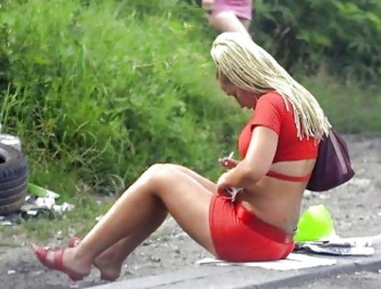 外国人さん立ちんぼのエロ画像！露出がえぐいなｗの画像